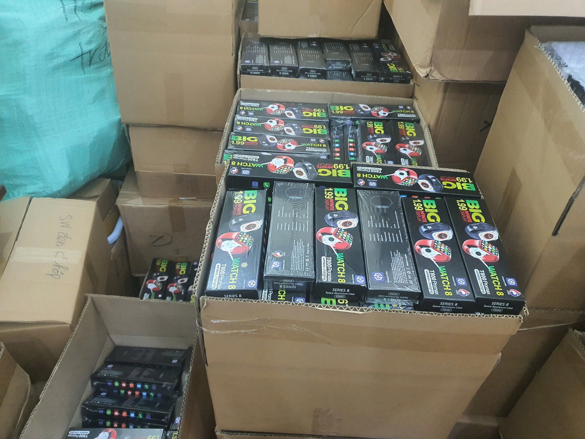 Đường dây sản xuất, buôn bán sản phẩm giả mạo Marshall, Fujisu, Omega… quy mô đặc biệt lớn - Ảnh 3