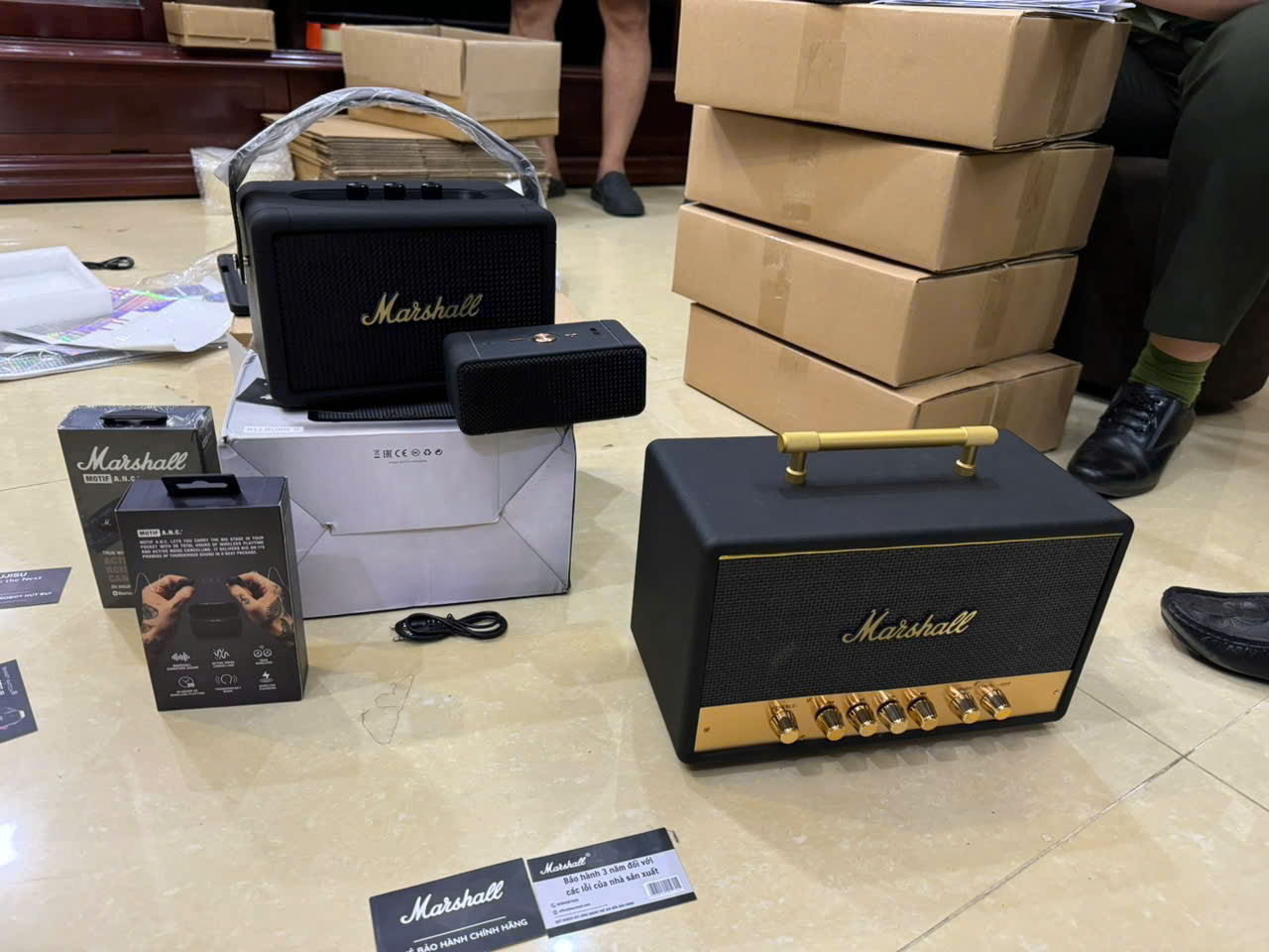 Đường dây sản xuất, buôn bán sản phẩm giả mạo Marshall, Fujisu, Omega… quy mô đặc biệt lớn - Ảnh 1