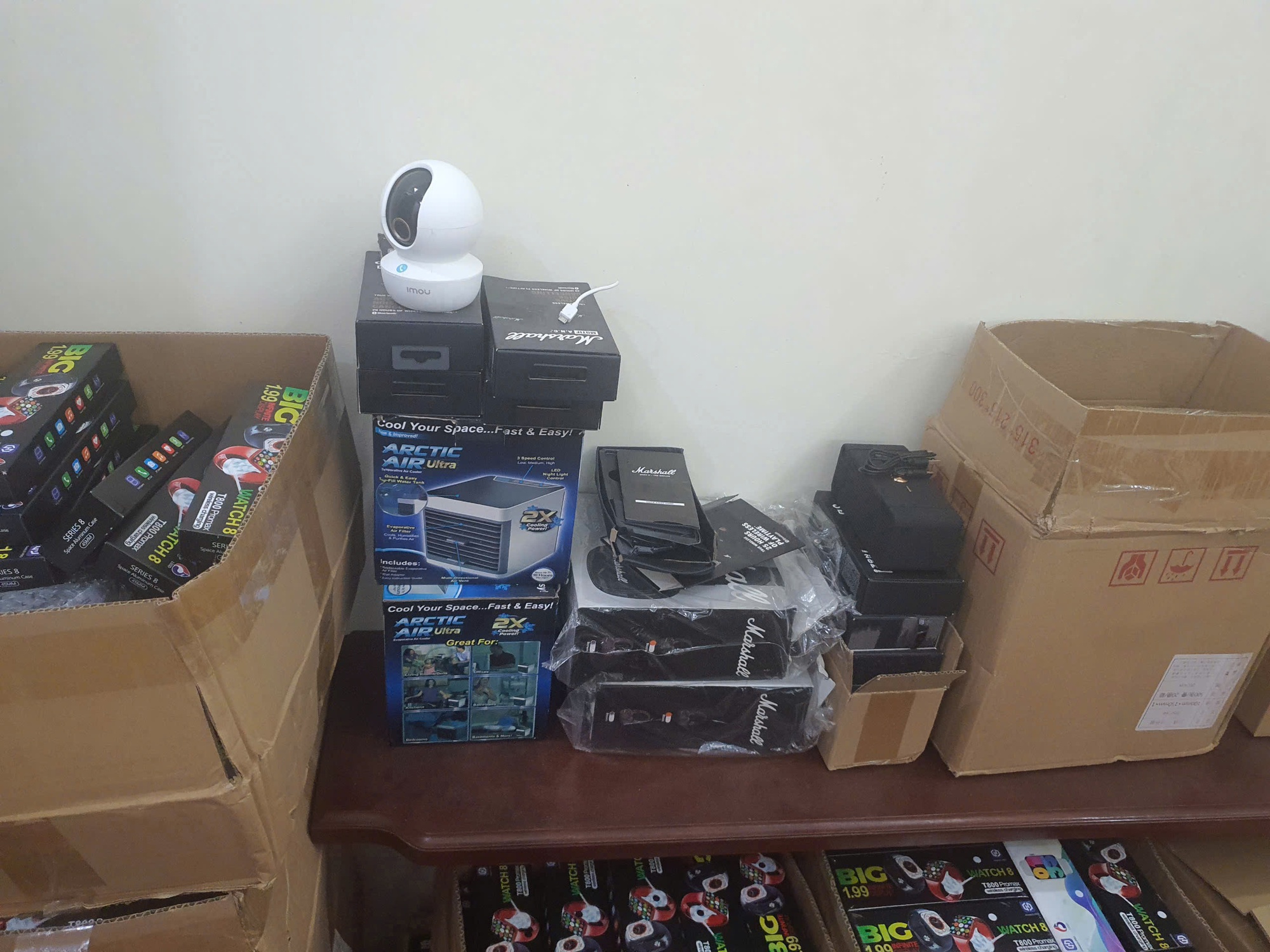 Đường dây sản xuất, buôn bán sản phẩm giả mạo Marshall, Fujisu, Omega… quy mô đặc biệt lớn - Ảnh 4