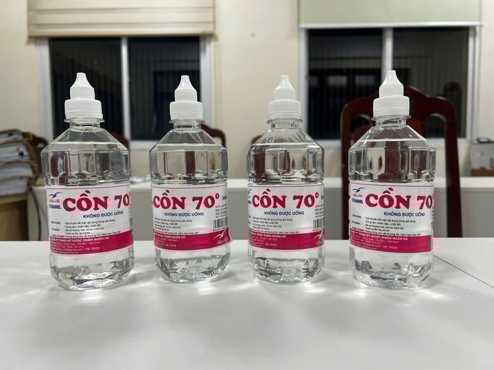 Bóc trần chiêu trò sản xuất cồn y tế giả của Phó Chủ tịch thị trấn ở Hà Nội - Ảnh 2