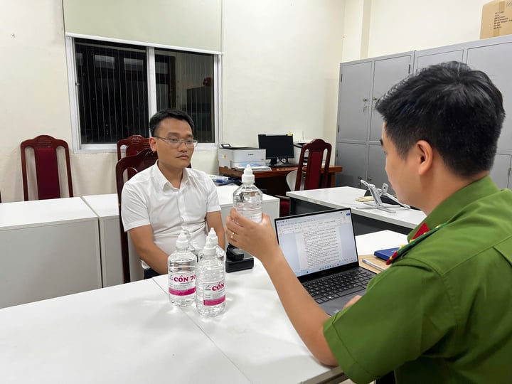 Bóc trần chiêu trò sản xuất cồn y tế giả của Phó Chủ tịch thị trấn ở Hà Nội - Ảnh 1