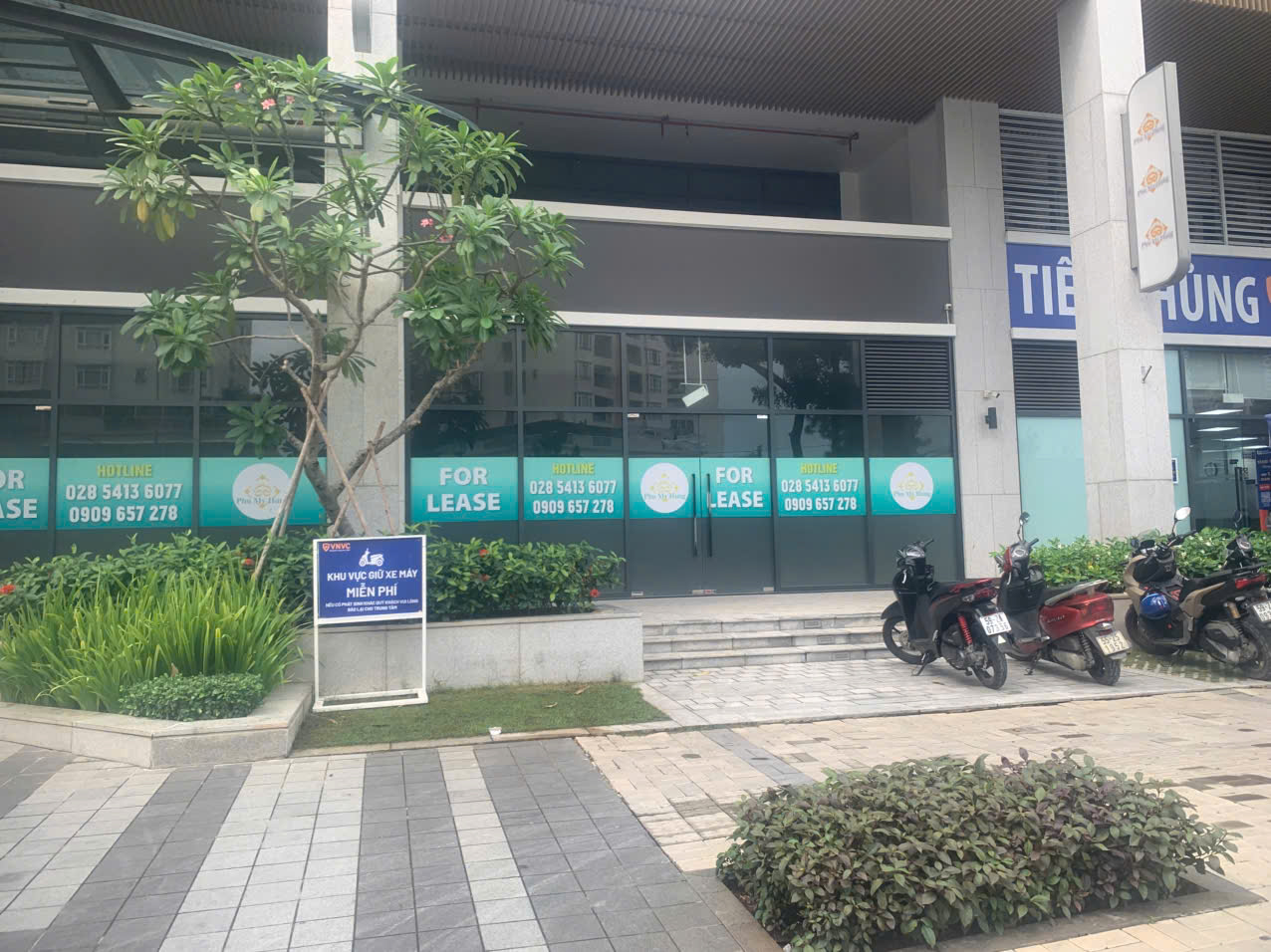 "Phố nhà giàu" Phú Mỹ Hưng đìu hiu, mặt bằng cho thuê treo bảng dài ngày, vắng người thuê - Ảnh 1