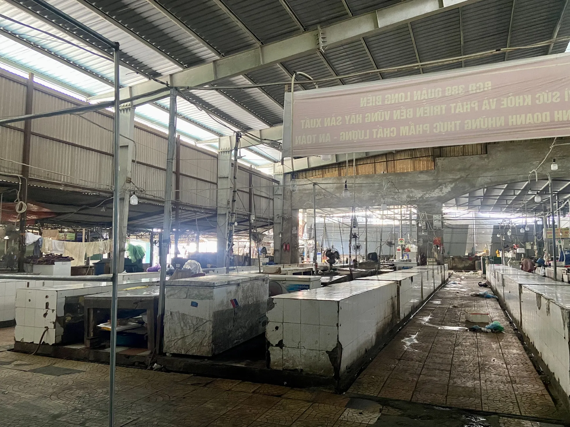Hà Nội: Lãng phí khu chợ khang trang 5 tầng nhưng 4 tầng để không - Ảnh 5