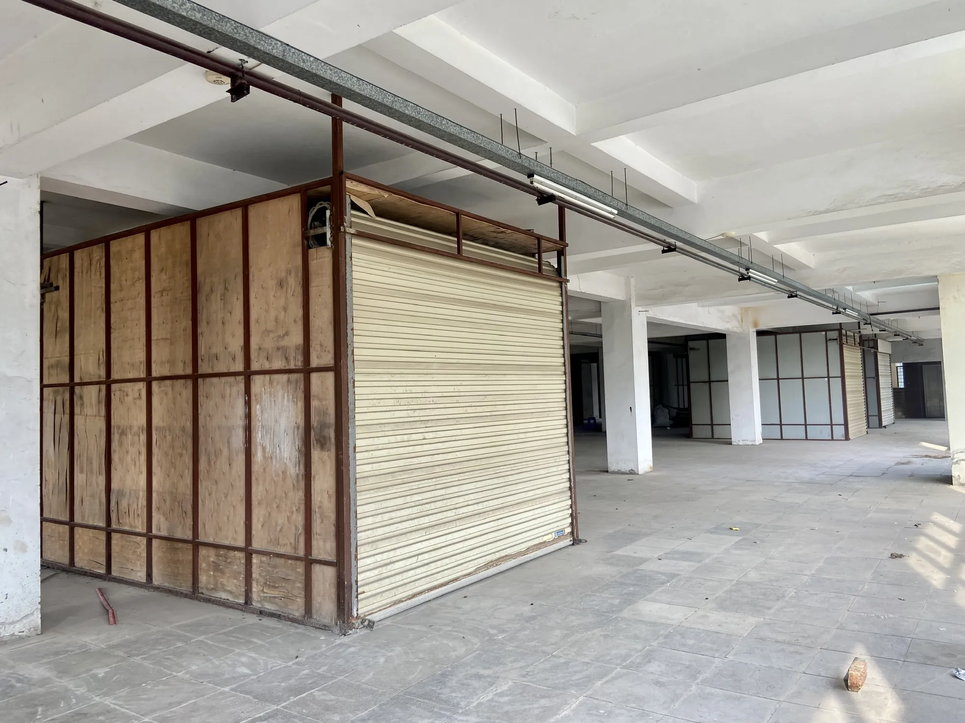 Hà Nội: Lãng phí khu chợ khang trang 5 tầng nhưng 4 tầng để không - Ảnh 6