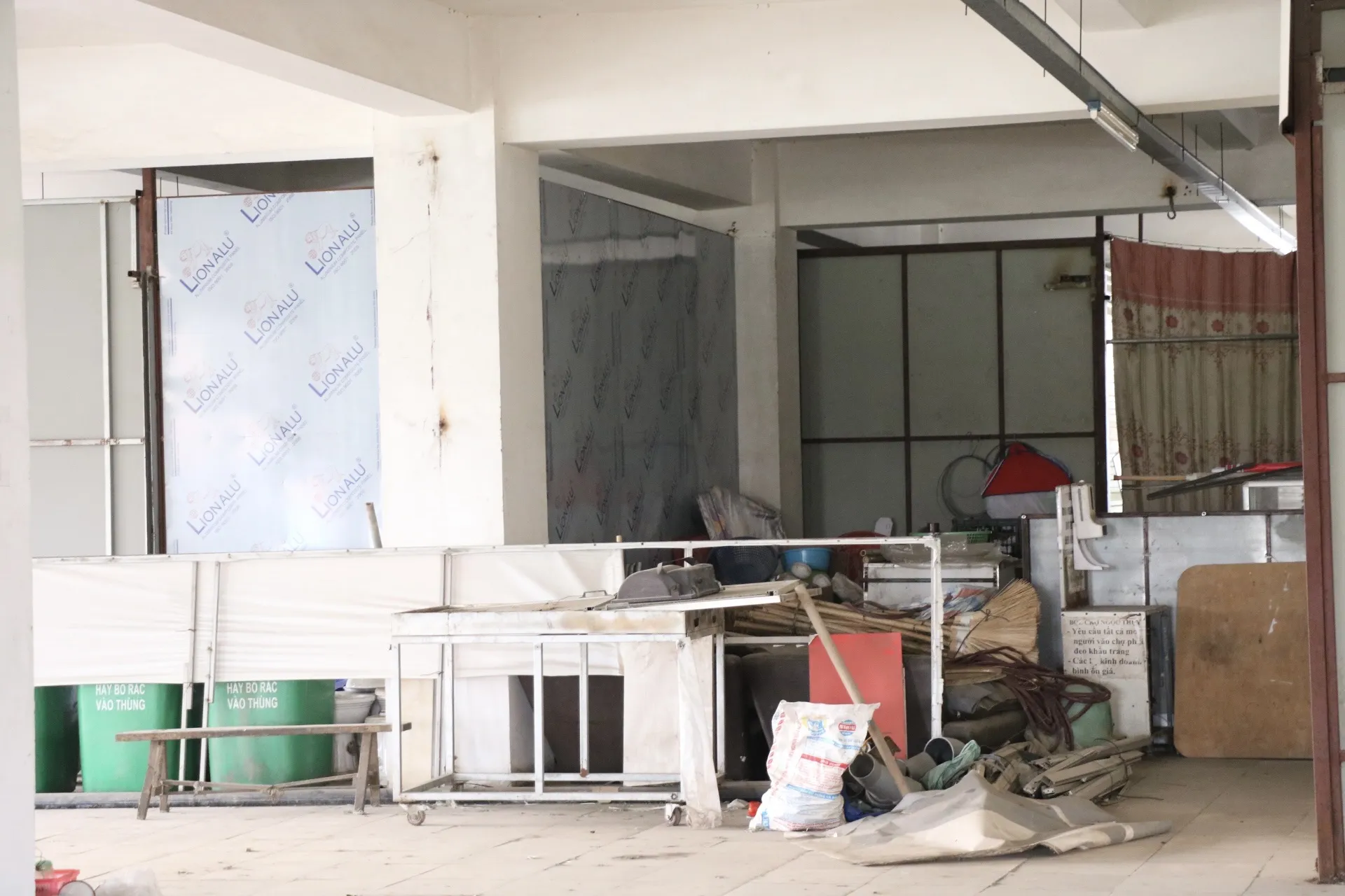 Hà Nội: Lãng phí khu chợ khang trang 5 tầng nhưng 4 tầng để không - Ảnh 12