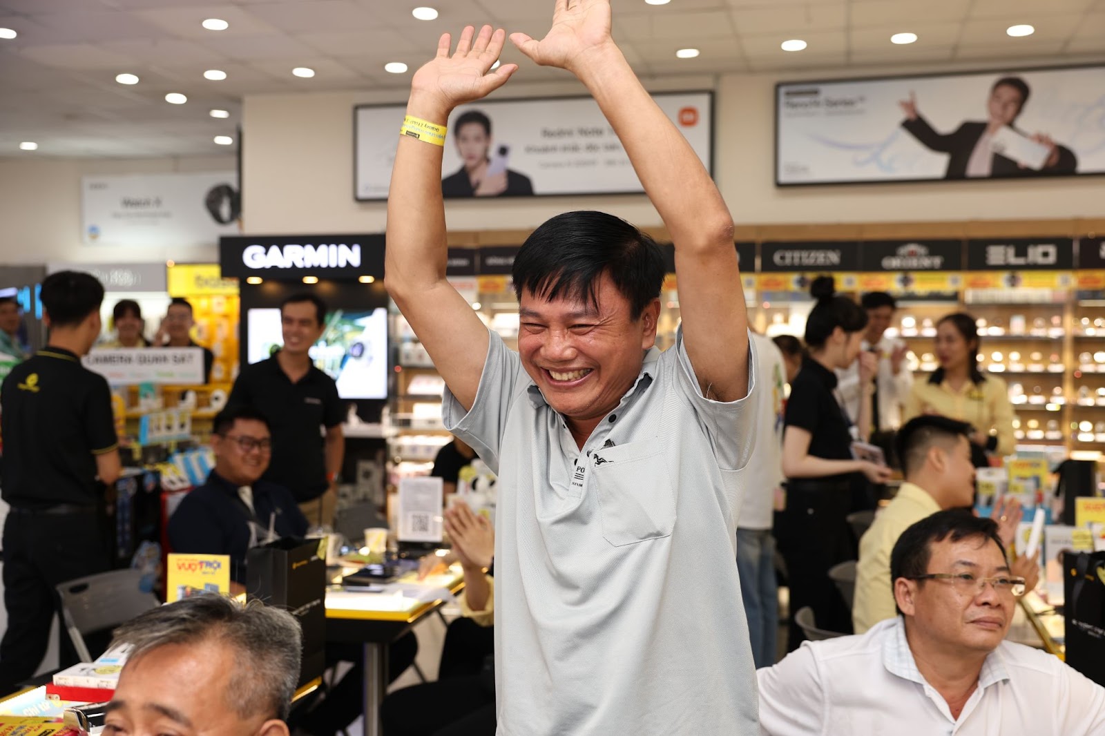 Khách hàng hào hứng nhận sớm Galaxy Z 2025 cùng loạt quà giá trị từ Thế Giới Di Động - Ảnh 2