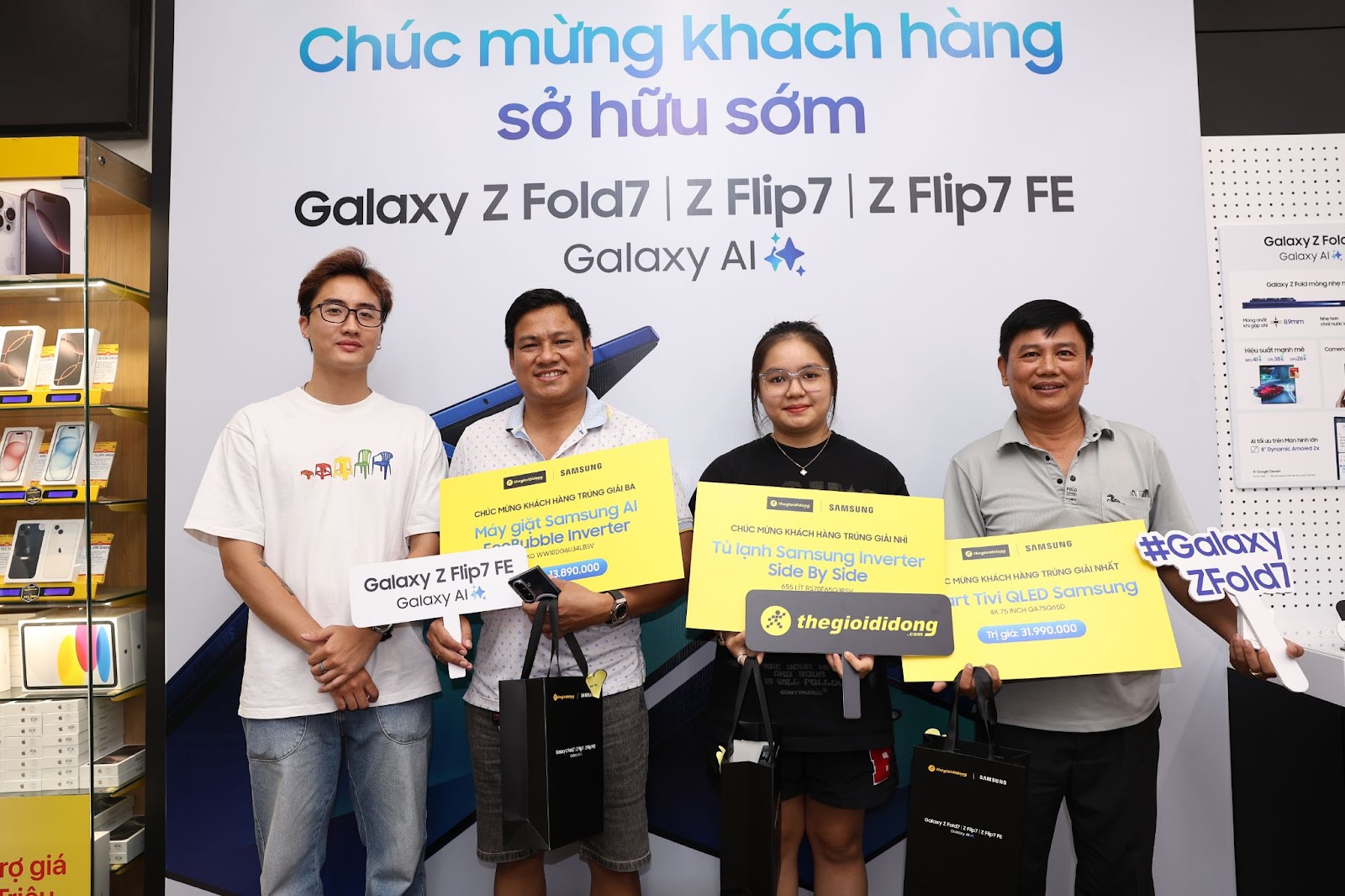 Khách hàng hào hứng nhận sớm Galaxy Z 2025 cùng loạt quà giá trị từ Thế Giới Di Động - Ảnh 3