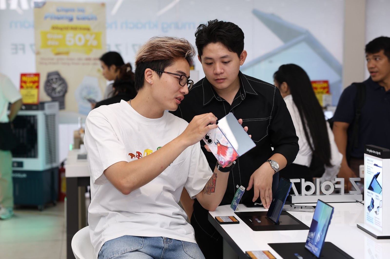 Khách hàng hào hứng nhận sớm Galaxy Z 2025 cùng loạt quà giá trị từ Thế Giới Di Động - Ảnh 4