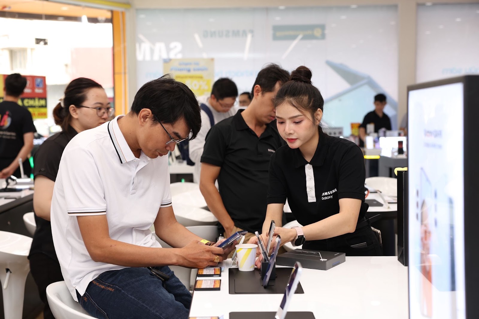 Khách hàng hào hứng nhận sớm Galaxy Z 2025 cùng loạt quà giá trị từ Thế Giới Di Động - Ảnh 5