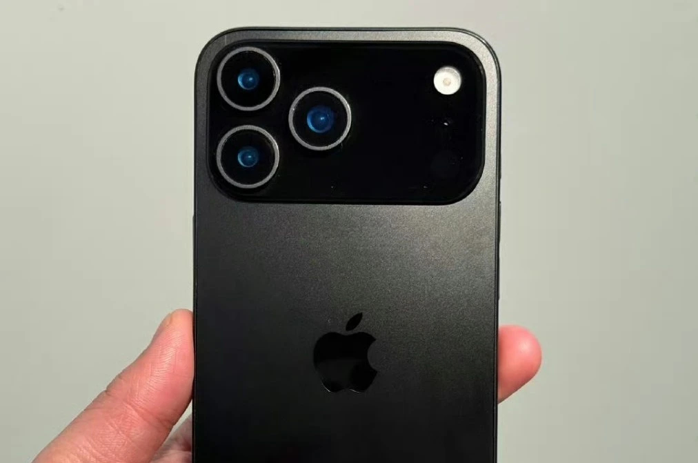 iPhone 17 Pro Max lộ thiết kế mới hoàn toàn, khác xa iPhone 16 Pro Max - Ảnh 1