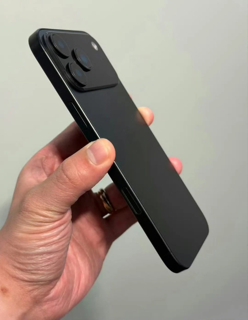 iPhone 17 Pro Max lộ thiết kế mới hoàn toàn, khác xa iPhone 16 Pro Max - Ảnh 2