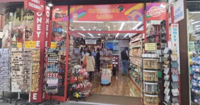 Nhận tin tố cáo 'hét giá' tiền triệu cho 2 gói kẹo, cảnh sát phát hiện đường dây hàng giả quy mô hàng tỷ đồng tại cửa hàng lưu niệm, hàng chục nghìn sản phẩm bị thu giữ - Ảnh 1