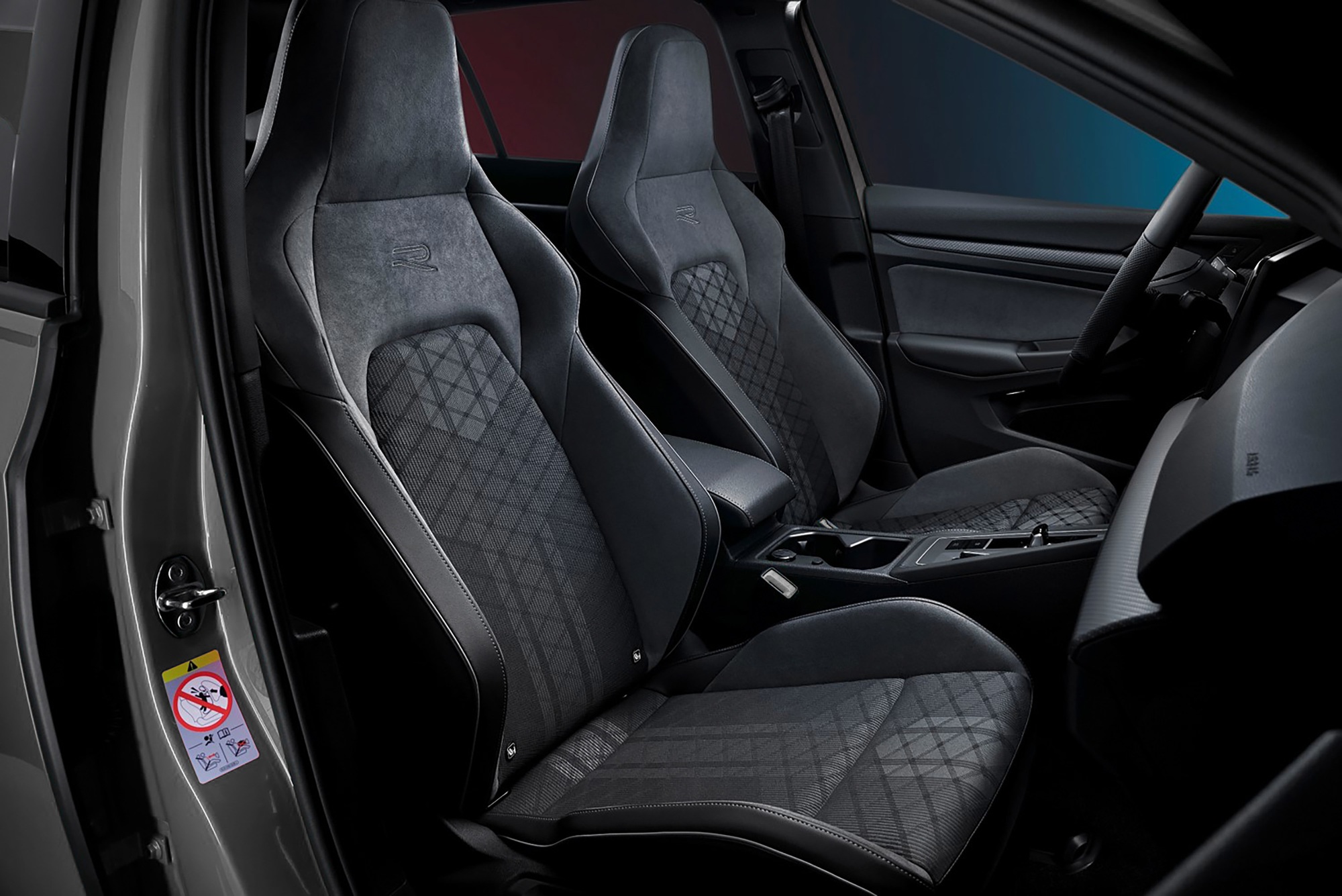 VW Golf giá cao nhất gần 1,9 tỷ đồng: ‘Không gánh doanh số, mà có thể để gõ đầu Civic Type R’ - Ảnh 9