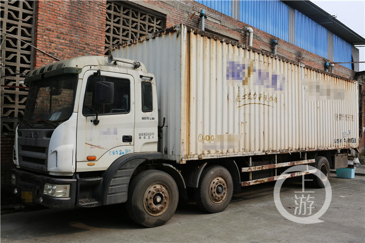 Theo dõi xe tải bỏ hoang lúc 3 giờ sáng, công an triệt phá đường dây sản xuất dầu gội Clear, Head & Shoulders giả, tịch thu 20 tấn sản phẩm - Ảnh 2