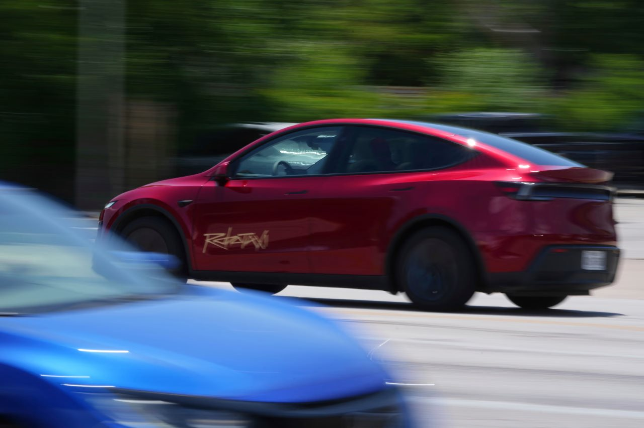 Bỏ lại xe điện, Elon Musk bán giấc mơ robot cho cả thế giới: Sẽ nâng giá trị Tesla lên tới 10.000 tỷ USD, hàng nghìn xe không vô lăng, không bàn đạp sắp lăn bánh - Ảnh 2