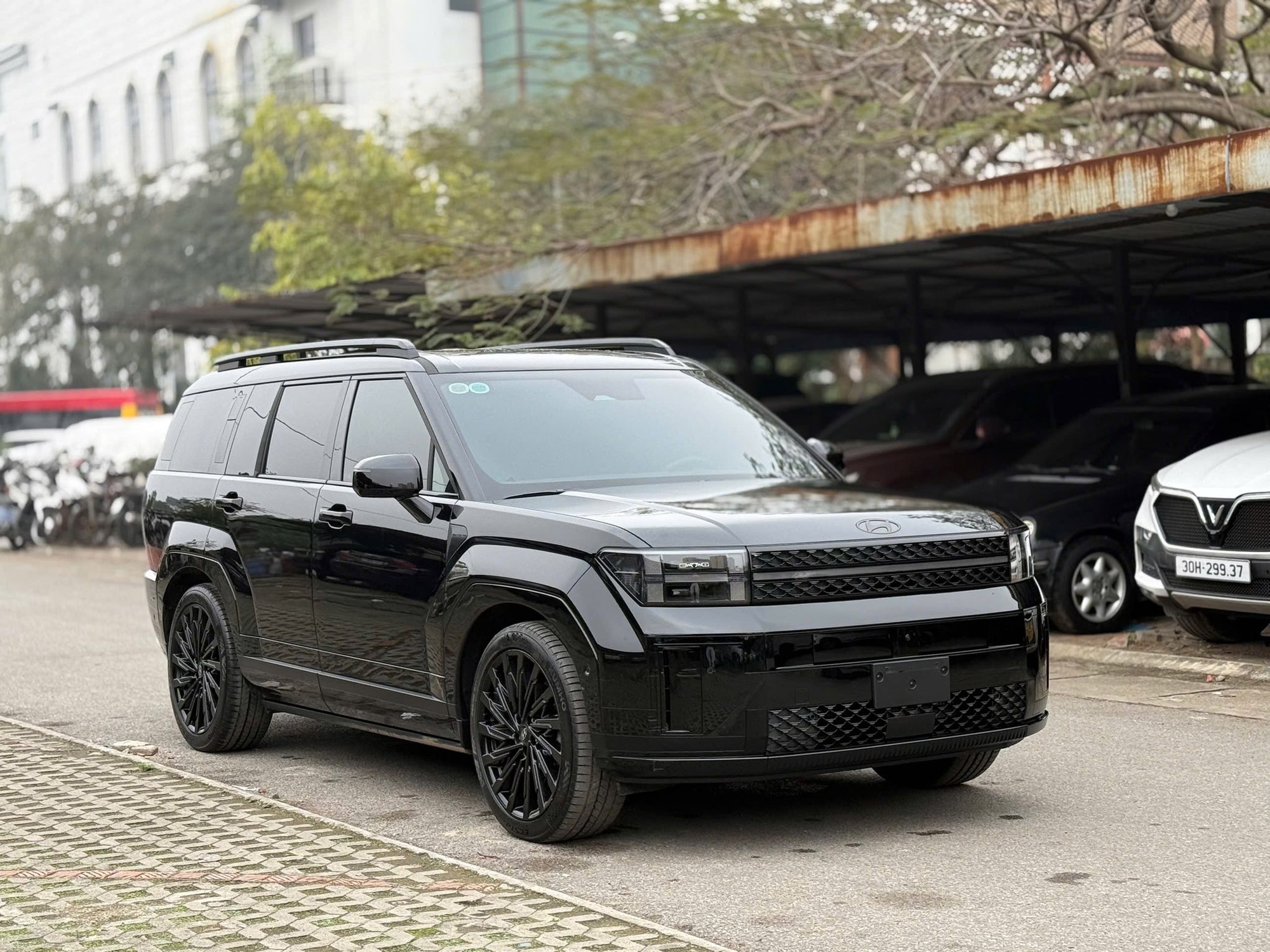 Hyundai Santa Fe tiếp tục 'dọn kho', giảm sốc 235 triệu đồng tại đại lý: Bản đắt nhất còn 1,13 tỷ, rẻ hơn CX-8 - Ảnh 3