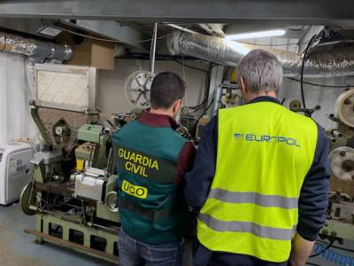 Sâu 4 mét dưới lòng đất: Cảnh sát phát hiện nhà máy thuốc lá giả, lợi nhuận "khủng" hơn 19 tỷ/tuần - Ảnh 5