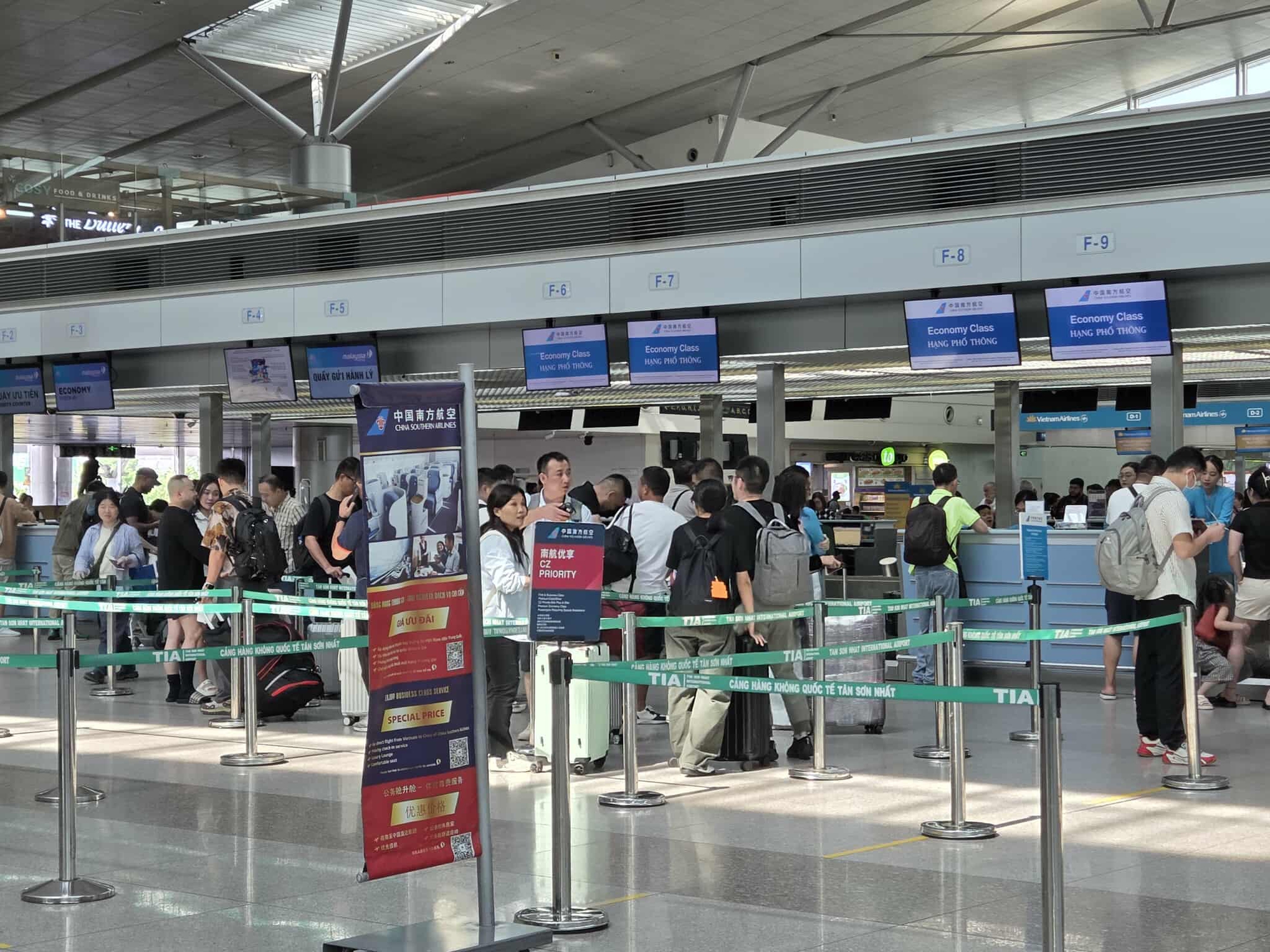 Hàng không đón khách bay tấp nập - Ảnh 1