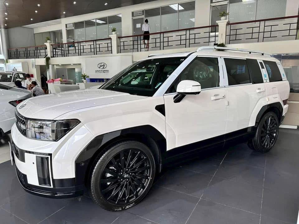 Hyundai Santa Fe tiếp tục 'dọn kho', giảm sốc 235 triệu đồng tại đại lý: Bản đắt nhất còn 1,13 tỷ, rẻ hơn CX-8 - Ảnh 1