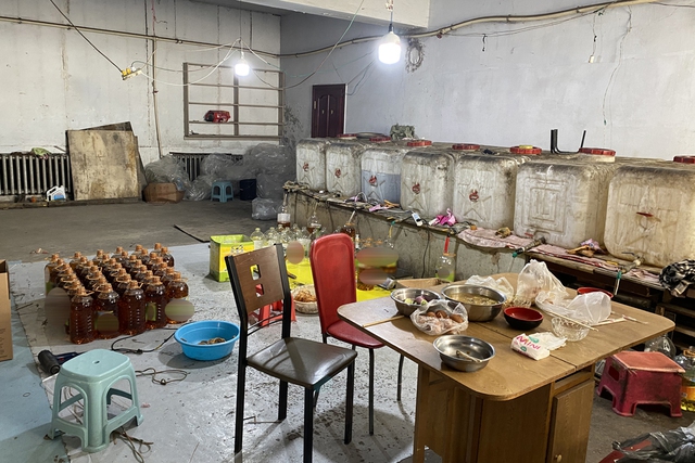 Trung Quốc: Đột kích căn nhà ở ngoại ô, thu giữ hàng trăm lít dầu ăn giả, số tiền lên đến 25 tỷ đồng - Ảnh 1