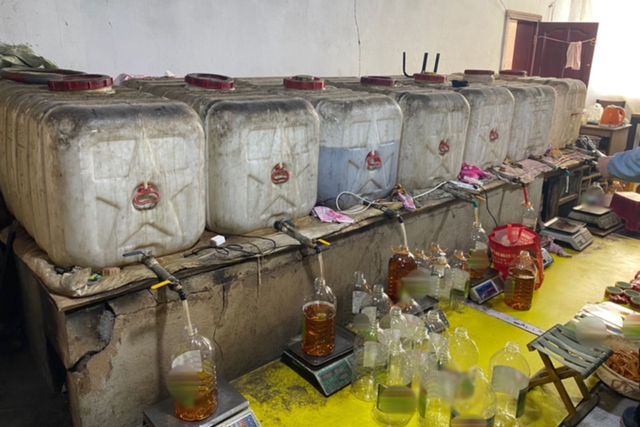 Trung Quốc: Đột kích căn nhà ở ngoại ô, thu giữ hàng trăm lít dầu ăn giả, số tiền lên đến 25 tỷ đồng - Ảnh 2