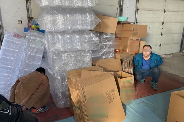 Trung Quốc: Đột kích căn nhà ở ngoại ô, thu giữ hàng trăm lít dầu ăn giả, số tiền lên đến 25 tỷ đồng - Ảnh 3