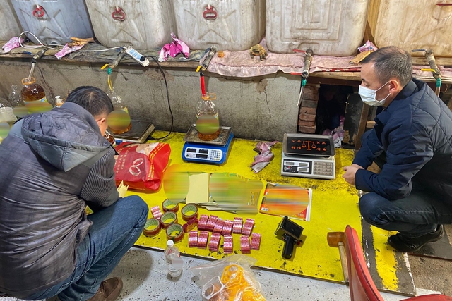 Trung Quốc: Đột kích căn nhà ở ngoại ô, thu giữ hàng trăm lít dầu ăn giả, số tiền lên đến 25 tỷ đồng - Ảnh 4