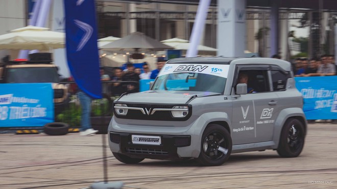 Hai chiếc VinFast VF 3 'đốt lốp' khét lẹt, có trang bị như xe đua: Thứ quan trọng nhất vẫn nguyên bản - Ảnh 1