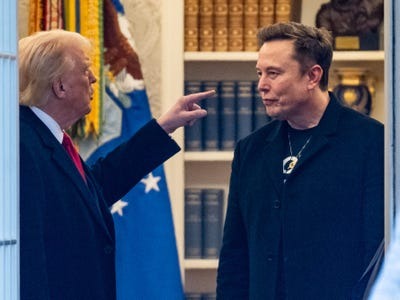 Cổ phiếu Tesla 'cắm đầu' khi ông Donald Trump cà khịa Elon Musk 'nhận nhiều trợ cấp từ chính phủ nhất trong lịch sử, nếu không đã phá sản và về quê' - Ảnh 1