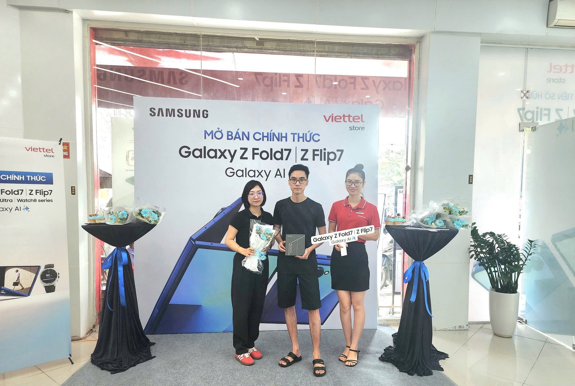 Điện thoại gập không còn là "đồ chơi nhà giàu": Galaxy Z Fold7 và Flip7 khiến người Việt chịu chi hơn bao giờ hết, xếp hàng từ tận 7 giờ sáng để mua máy mới - Ảnh 2