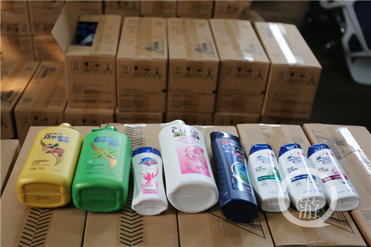 Theo dõi xe tải bỏ hoang lúc 3 giờ sáng, công an triệt phá đường dây sản xuất dầu gội Clear, Head & Shoulders giả, tịch thu 20 tấn sản phẩm - Ảnh 1