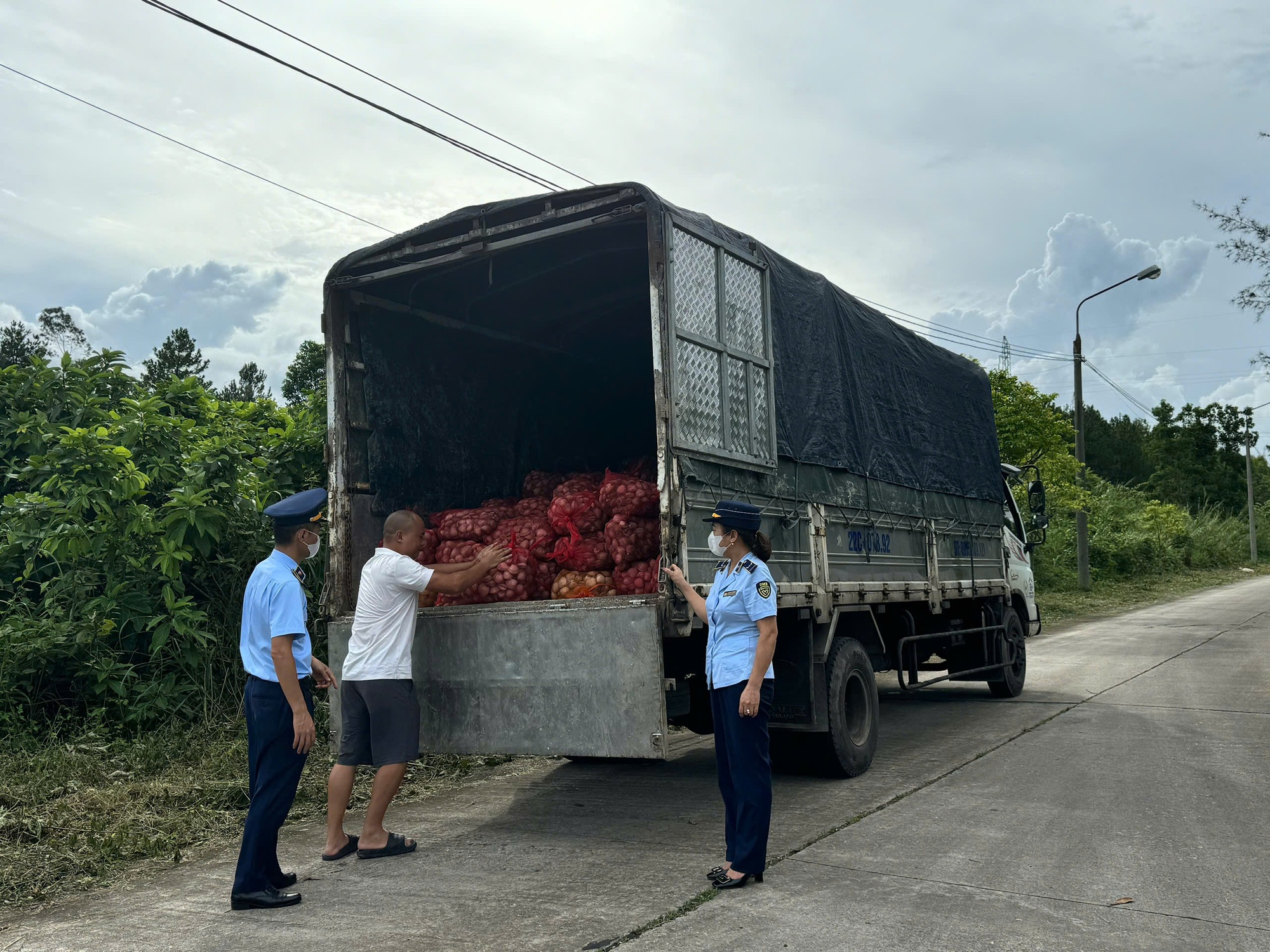 2 người đàn ông vận chuyển 17 tấn ngao, hàu từ biên giới vào trong nước tiêu thụ bị phát hiện - Ảnh 1