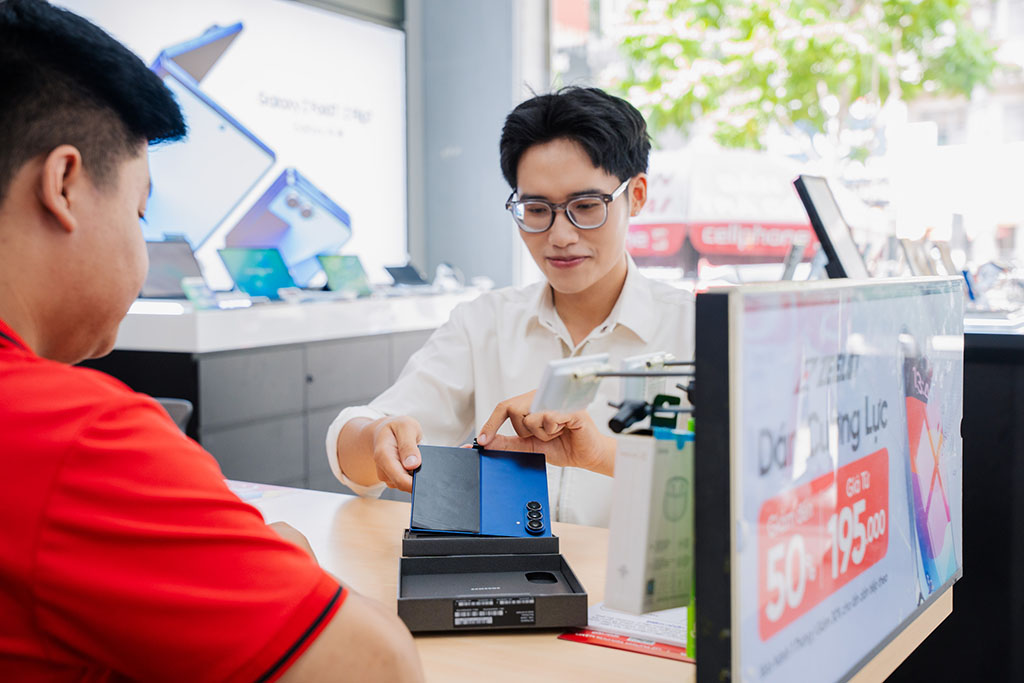 Điện thoại gập không còn là "đồ chơi nhà giàu": Galaxy Z Fold7 và Flip7 khiến người Việt chịu chi hơn bao giờ hết, xếp hàng từ tận 7 giờ sáng để mua máy mới - Ảnh 3