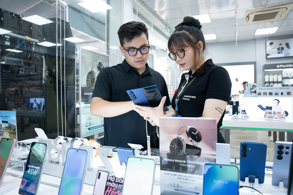 Điện thoại gập không còn là "đồ chơi nhà giàu": Galaxy Z Fold7 và Flip7 khiến người Việt chịu chi hơn bao giờ hết, xếp hàng từ tận 7 giờ sáng để mua máy mới - Ảnh 4