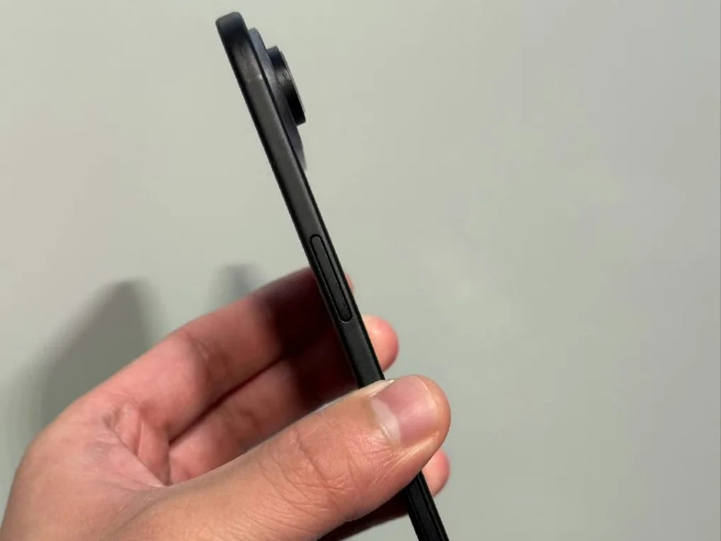 PhoneArena: Màn hình iPhone 17 Air mỏng quá nên dễ nứt vỡ, Apple đã "chia tay" đối tác BOE - Ảnh 2