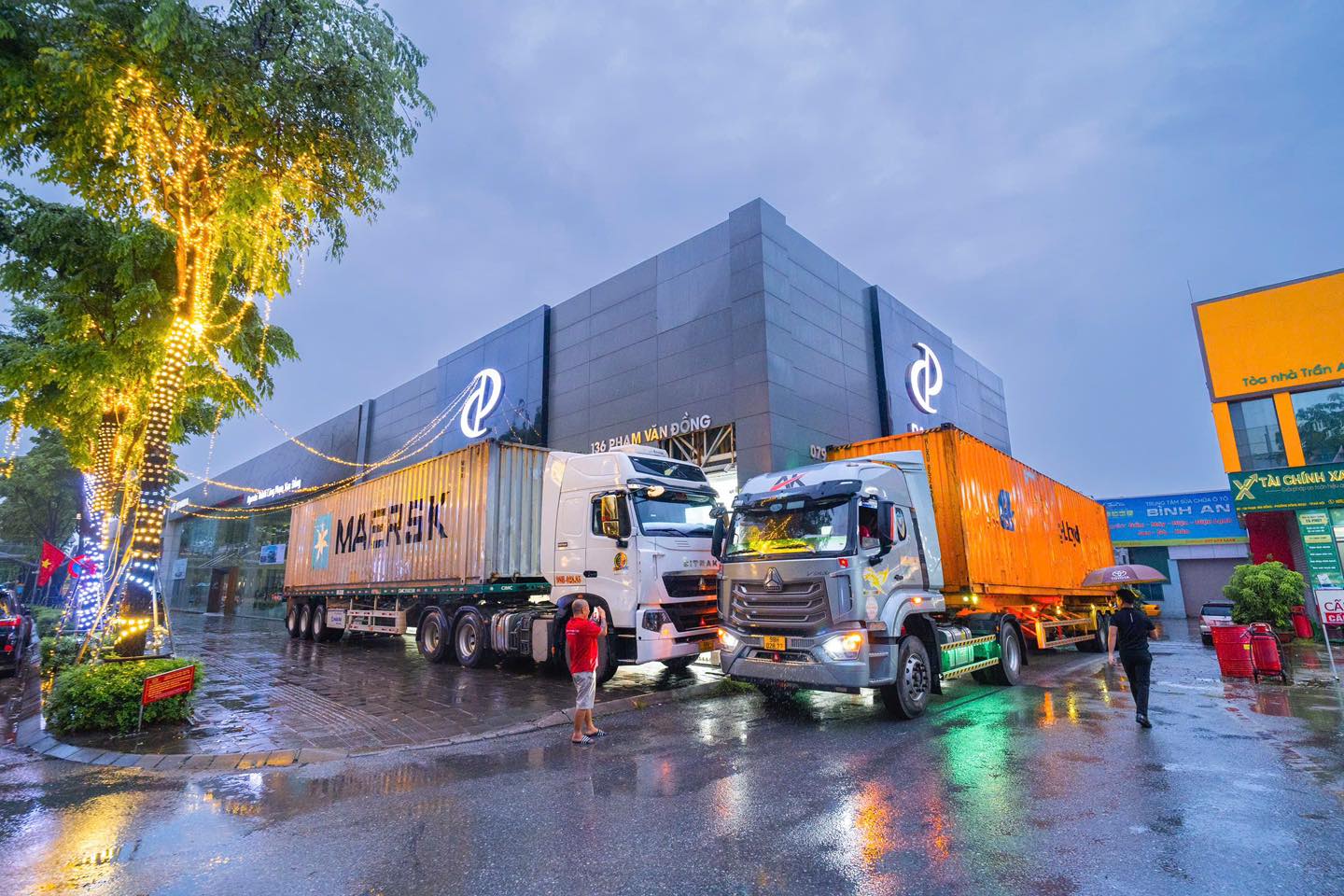 Showroom xe Việt tìm đủ cách chống bão Wipha: Có nơi mang xe đi trốn, nơi khác thuê vài container chắn cửa - Ảnh 1