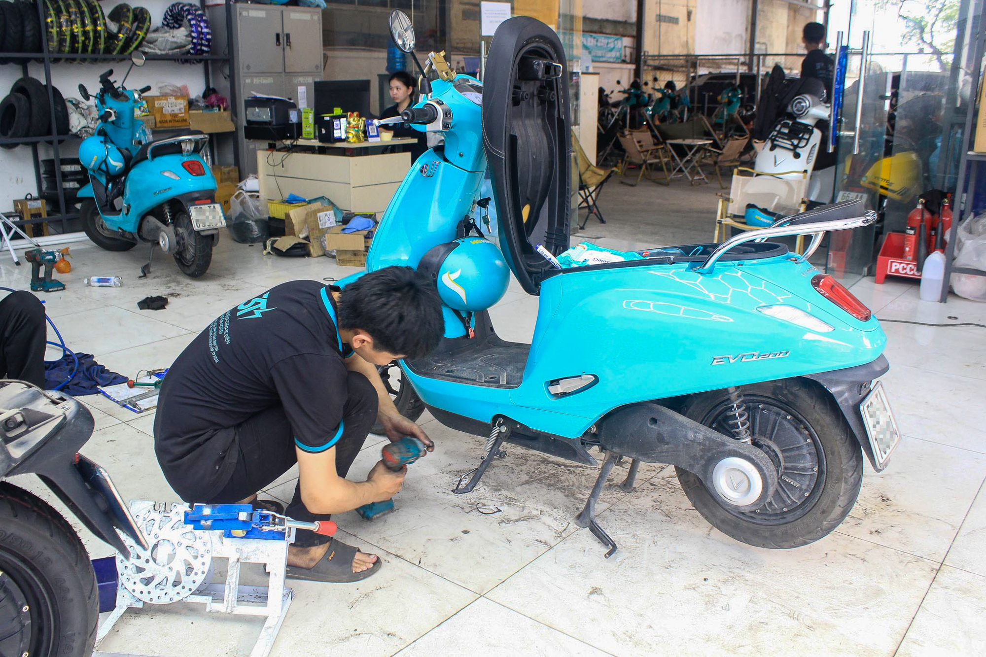 Cà phê võng phiên bản plus: Chỉ 30.000 đồng mà vừa uống nước, vừa sạc xe điện, vừa có chỗ tắm đang gây sốt ở TP.HCM - Ảnh 8