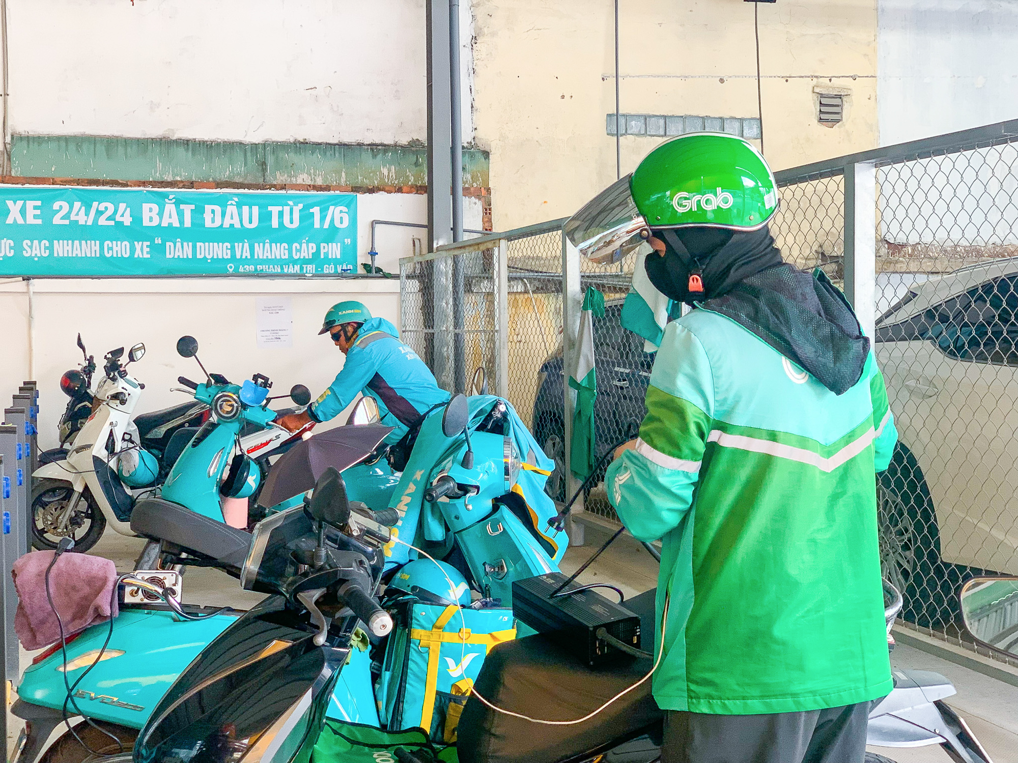 Cà phê võng phiên bản plus: Chỉ 30.000 đồng mà vừa uống nước, vừa sạc xe điện, vừa có chỗ tắm đang gây sốt ở TP.HCM - Ảnh 9