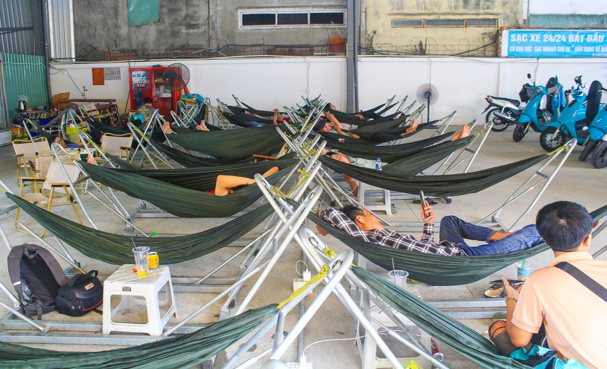 Cà phê võng phiên bản plus: Chỉ 30.000 đồng mà vừa uống nước, vừa sạc xe điện, vừa có chỗ tắm đang gây sốt ở TP.HCM - Ảnh 10