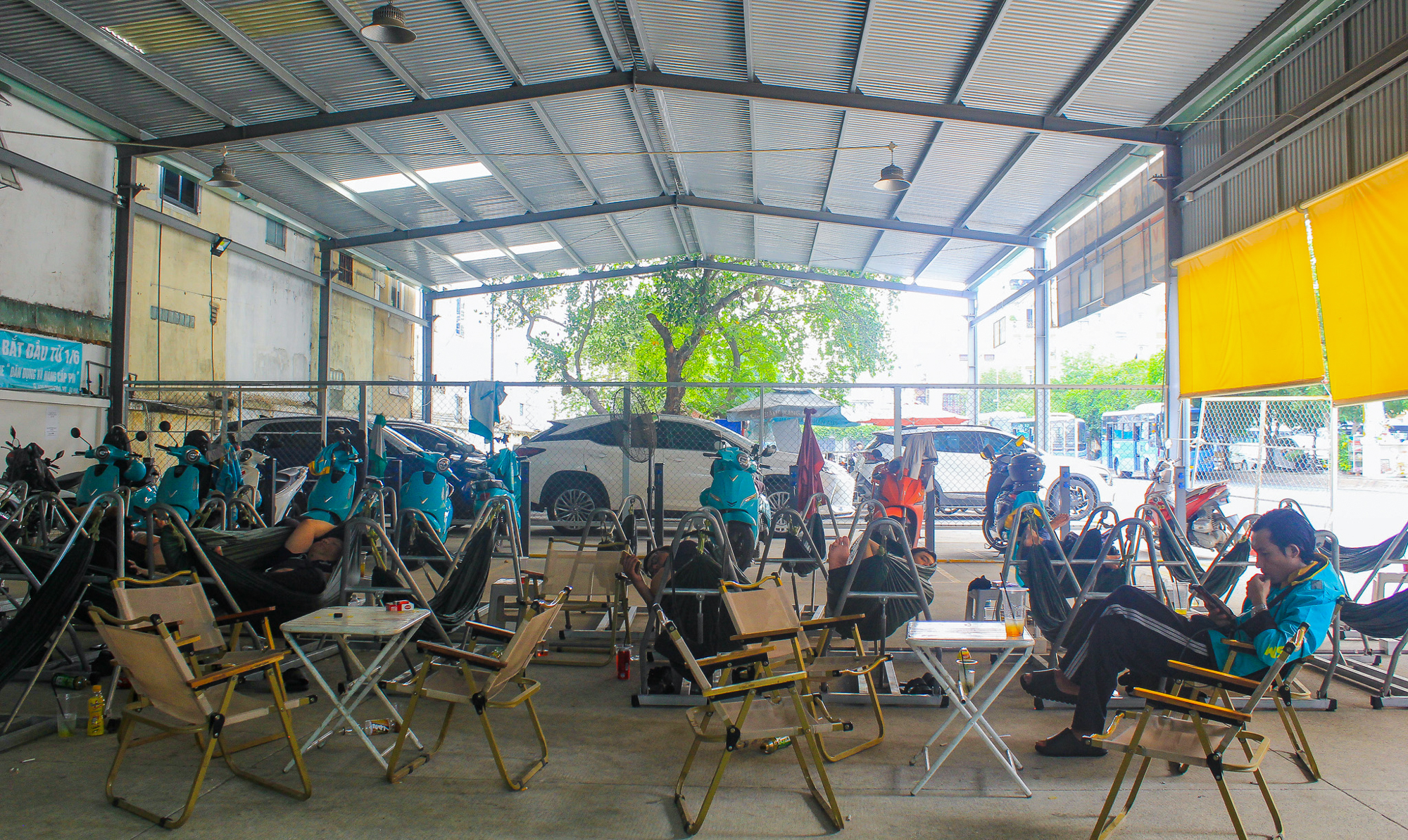 Cà phê võng phiên bản plus: Chỉ 30.000 đồng mà vừa uống nước, vừa sạc xe điện, vừa có chỗ tắm đang gây sốt ở TP.HCM - Ảnh 1