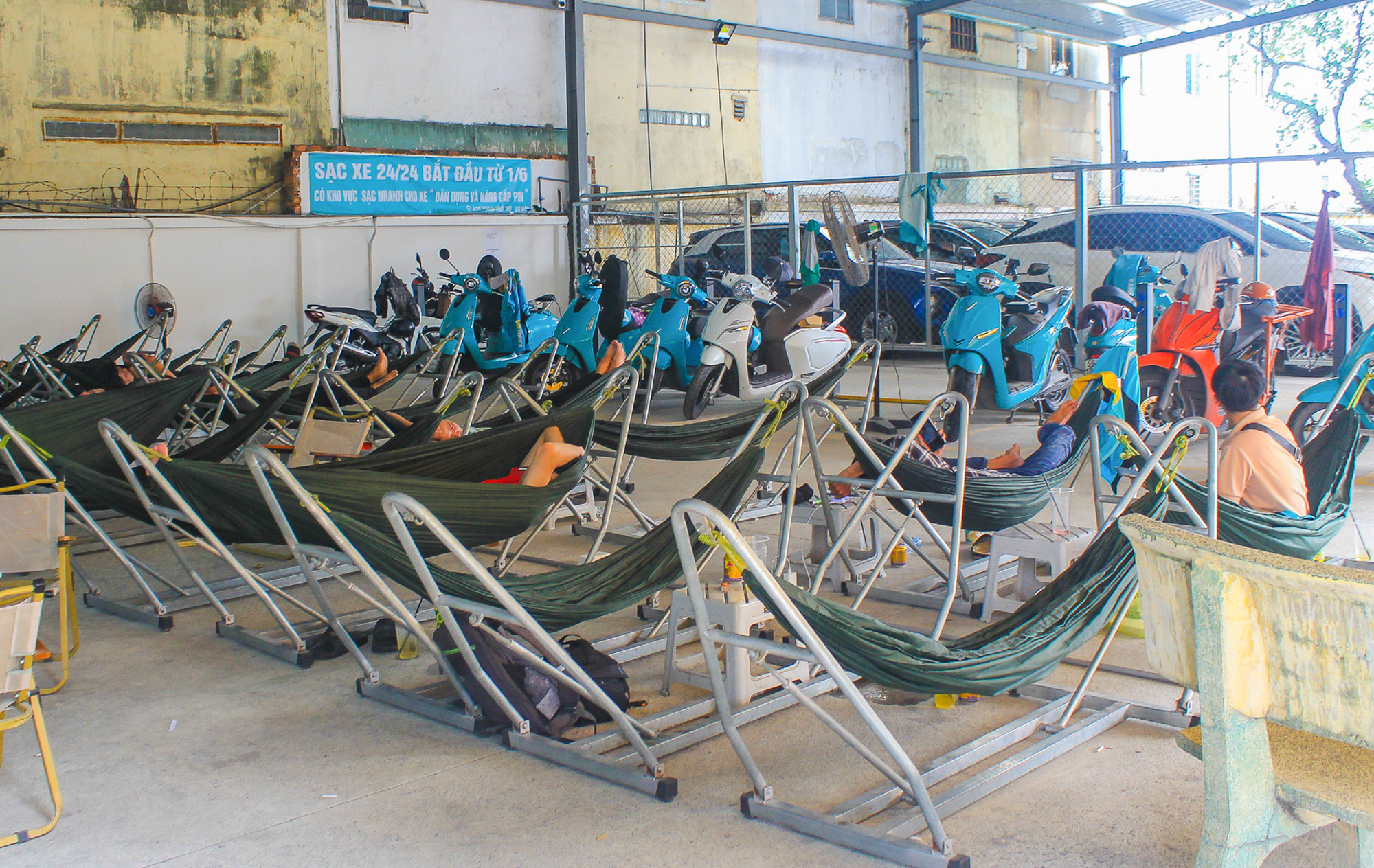 Cà phê võng phiên bản plus: Chỉ 30.000 đồng mà vừa uống nước, vừa sạc xe điện, vừa có chỗ tắm đang gây sốt ở TP.HCM - Ảnh 2