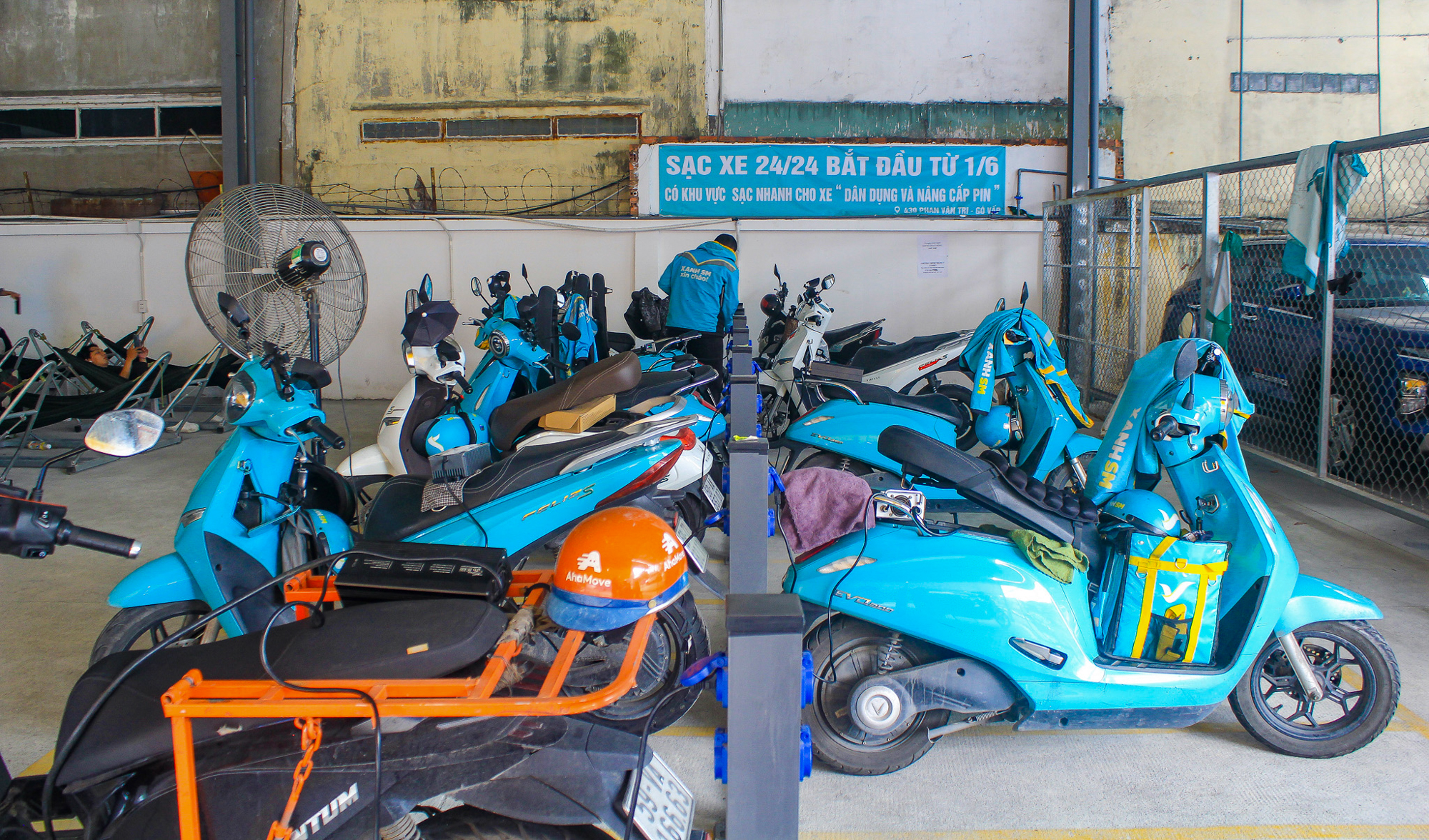 Cà phê võng phiên bản plus: Chỉ 30.000 đồng mà vừa uống nước, vừa sạc xe điện, vừa có chỗ tắm đang gây sốt ở TP.HCM - Ảnh 3