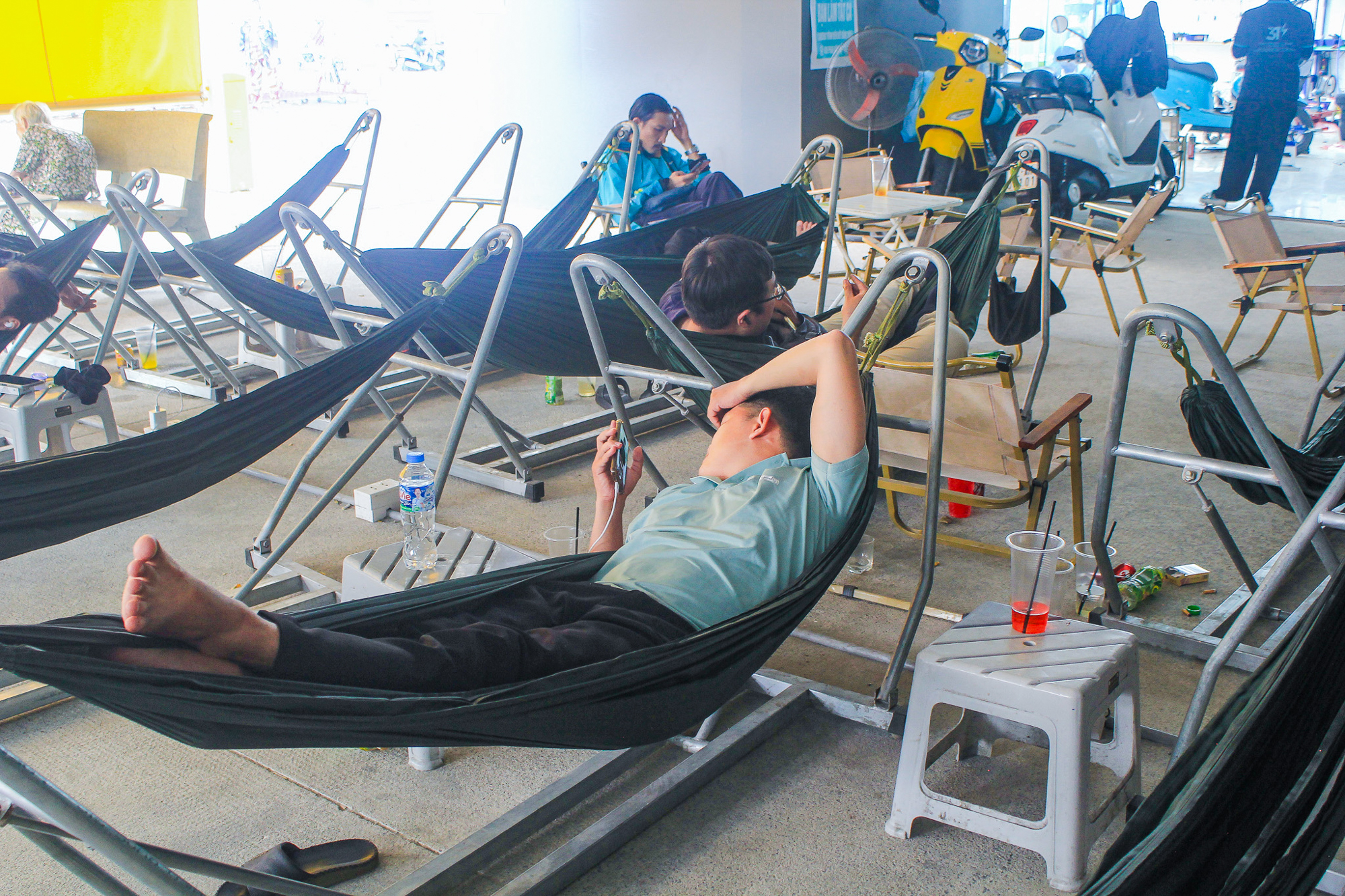 Cà phê võng phiên bản plus: Chỉ 30.000 đồng mà vừa uống nước, vừa sạc xe điện, vừa có chỗ tắm đang gây sốt ở TP.HCM - Ảnh 4