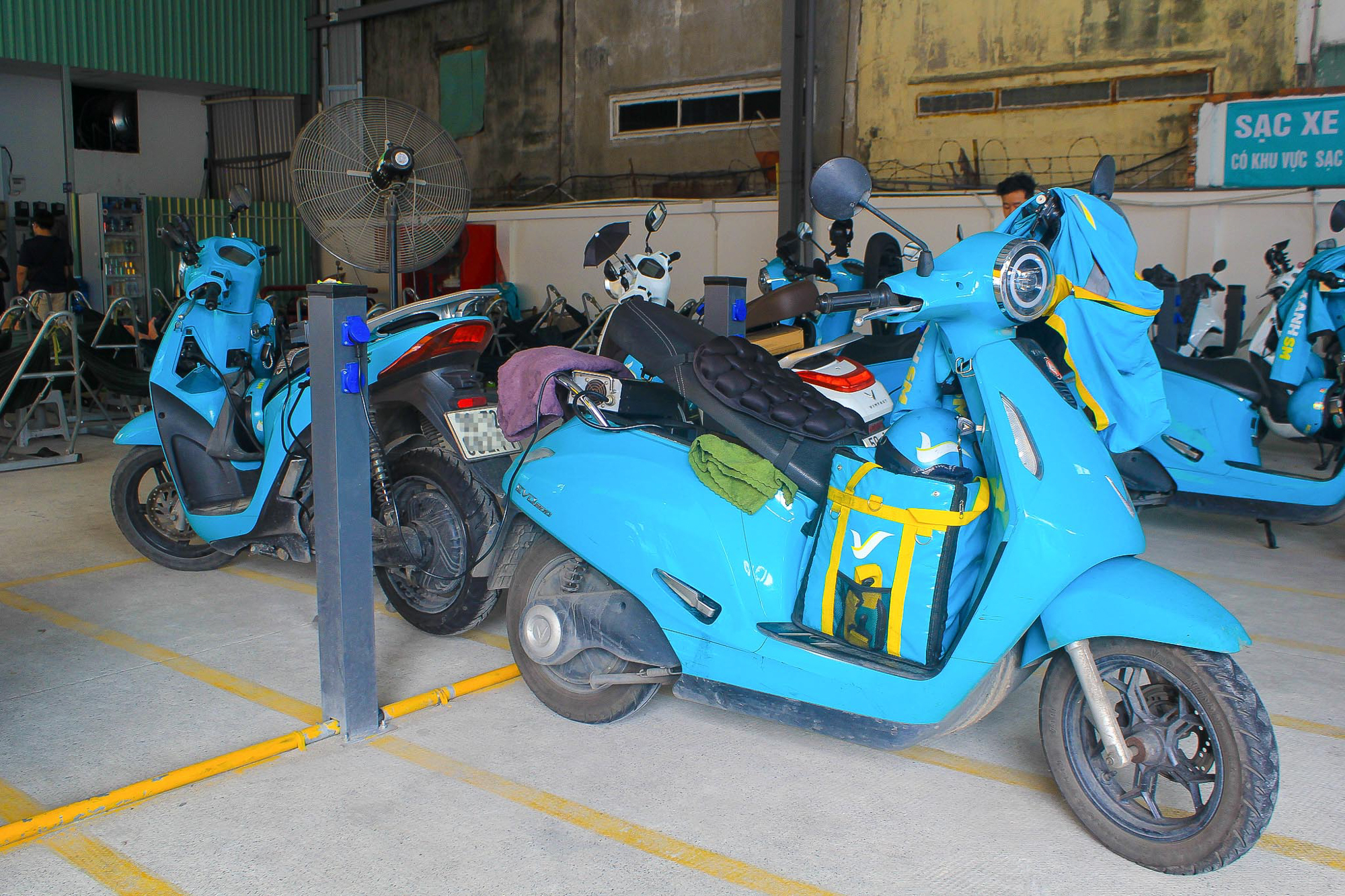 Cà phê võng phiên bản plus: Chỉ 30.000 đồng mà vừa uống nước, vừa sạc xe điện, vừa có chỗ tắm đang gây sốt ở TP.HCM - Ảnh 5