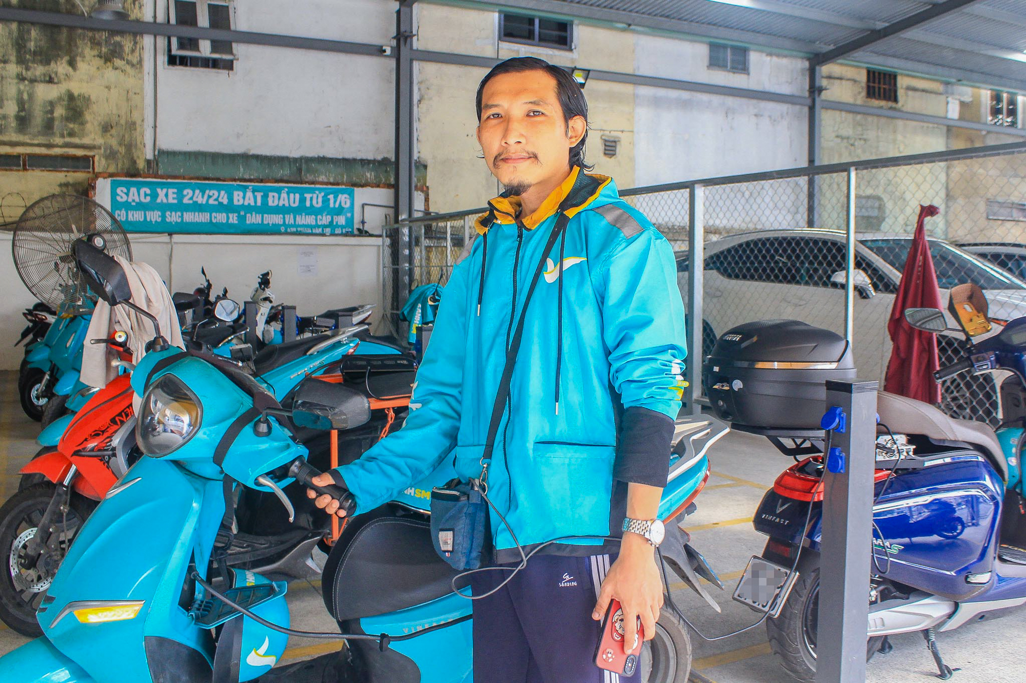 Cà phê võng phiên bản plus: Chỉ 30.000 đồng mà vừa uống nước, vừa sạc xe điện, vừa có chỗ tắm đang gây sốt ở TP.HCM - Ảnh 6