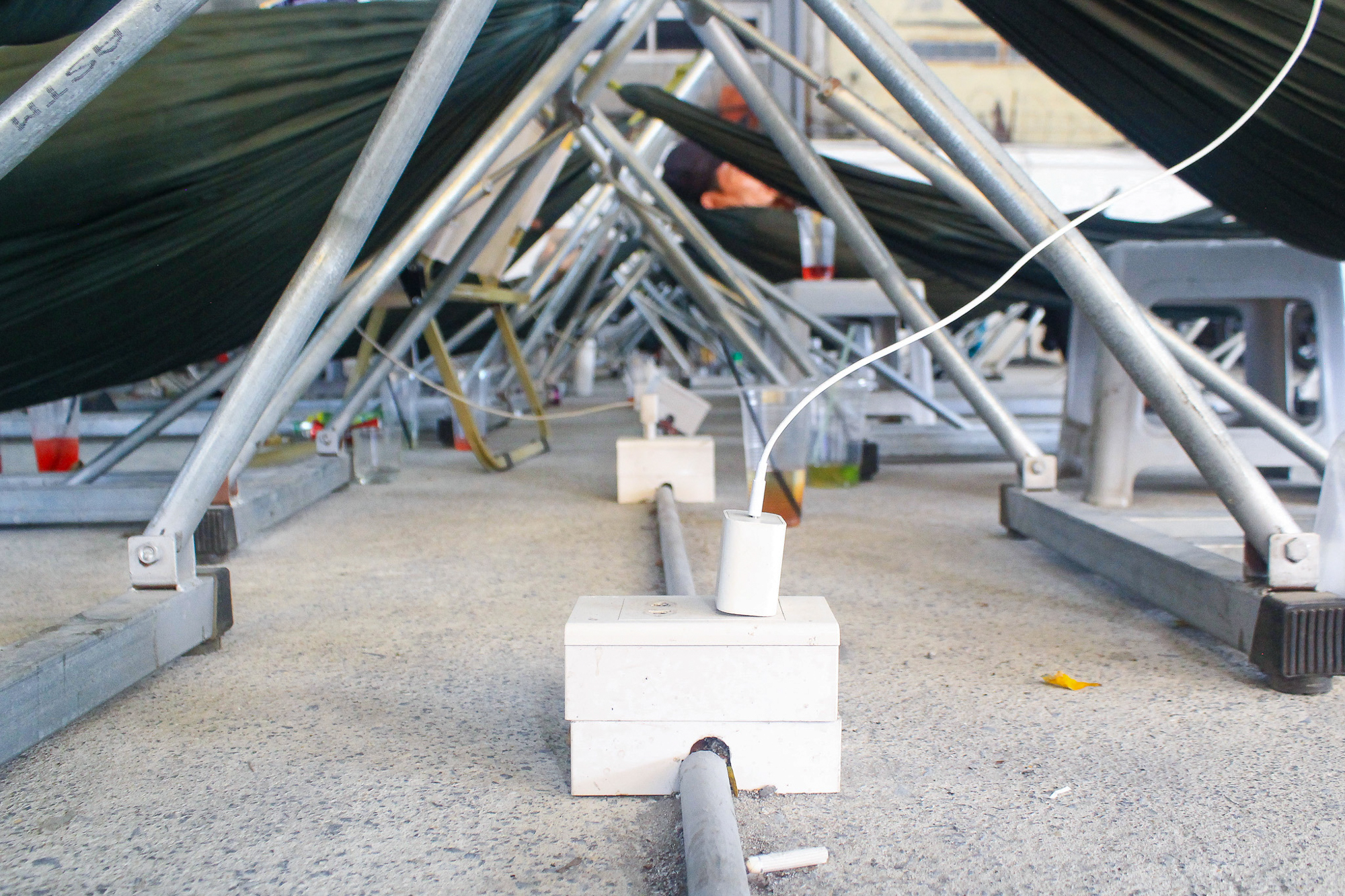 Cà phê võng phiên bản plus: Chỉ 30.000 đồng mà vừa uống nước, vừa sạc xe điện, vừa có chỗ tắm đang gây sốt ở TP.HCM - Ảnh 7