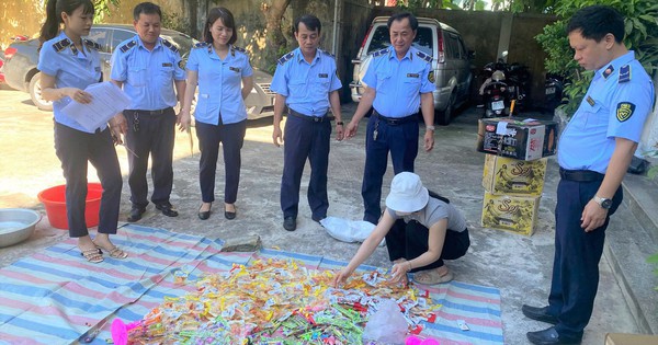 Tiêu hủy nhiều sản phẩm chân gà, kẹo dẻo, xà phòng… nhập lậu
