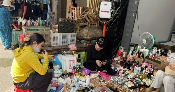 Bất ngờ 'hàng hiệu' vài chục ngàn đồng tràn lan chợ, 'mua nhiều còn được giảm giá'