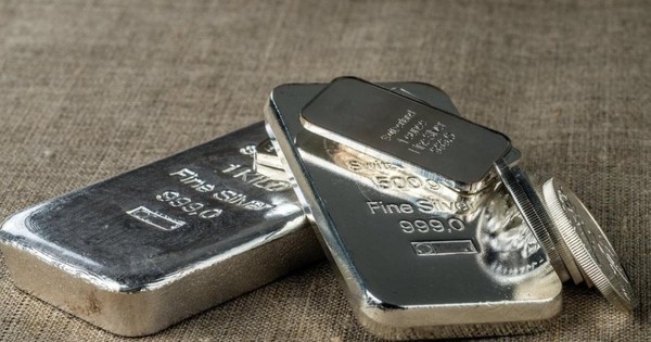 Giá bạc hôm nay 10/7: biến động do áp lực từ đồng bạc xanh và lợi suất trái phiếu Mỹ