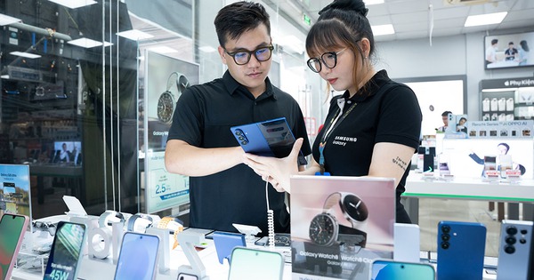 Điện thoại gập không còn là "đồ chơi nhà giàu": Galaxy Z Fold7 và Flip7 khiến người Việt chịu chi hơn bao giờ hết, xếp hàng từ tận 7 giờ sáng để mua máy mới